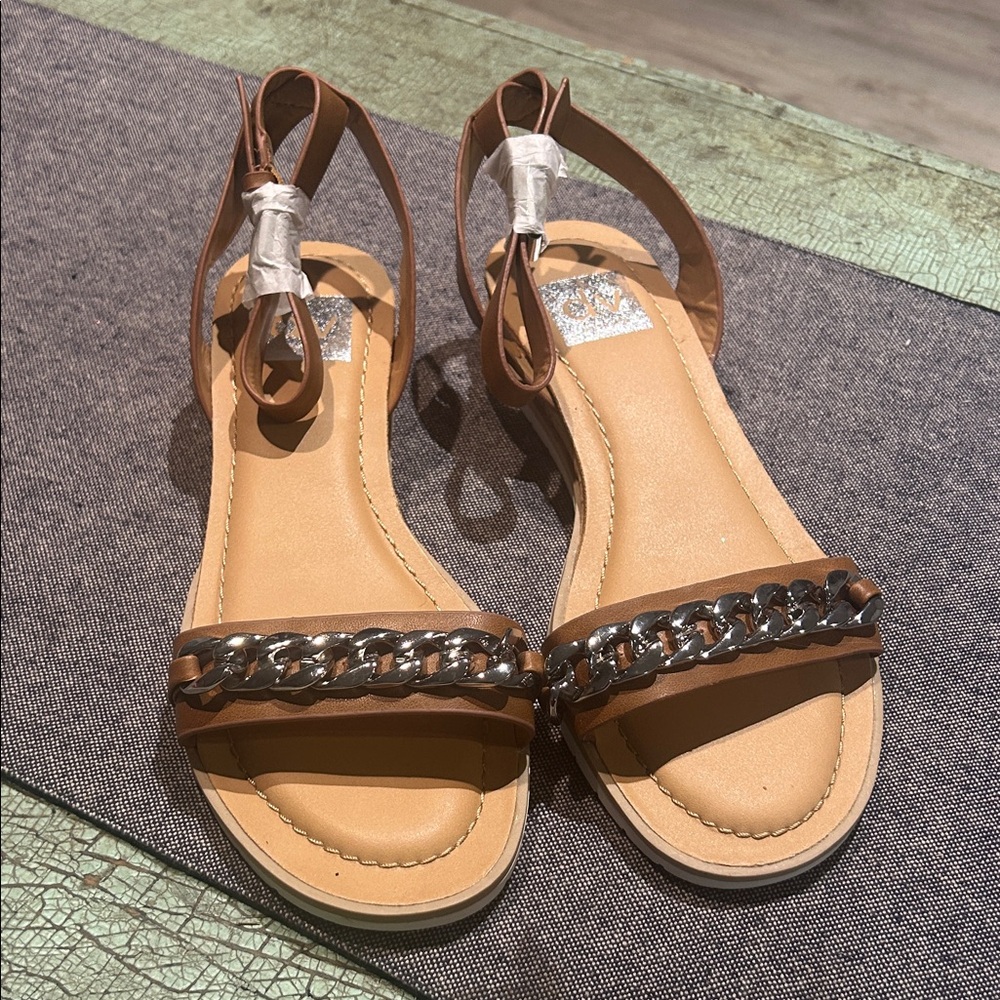 DV by Dolce Vita Fetch Ankle Buckle Small Wedge Chain Accent Sandal NWOT Size 8 - Picture 1 of 4